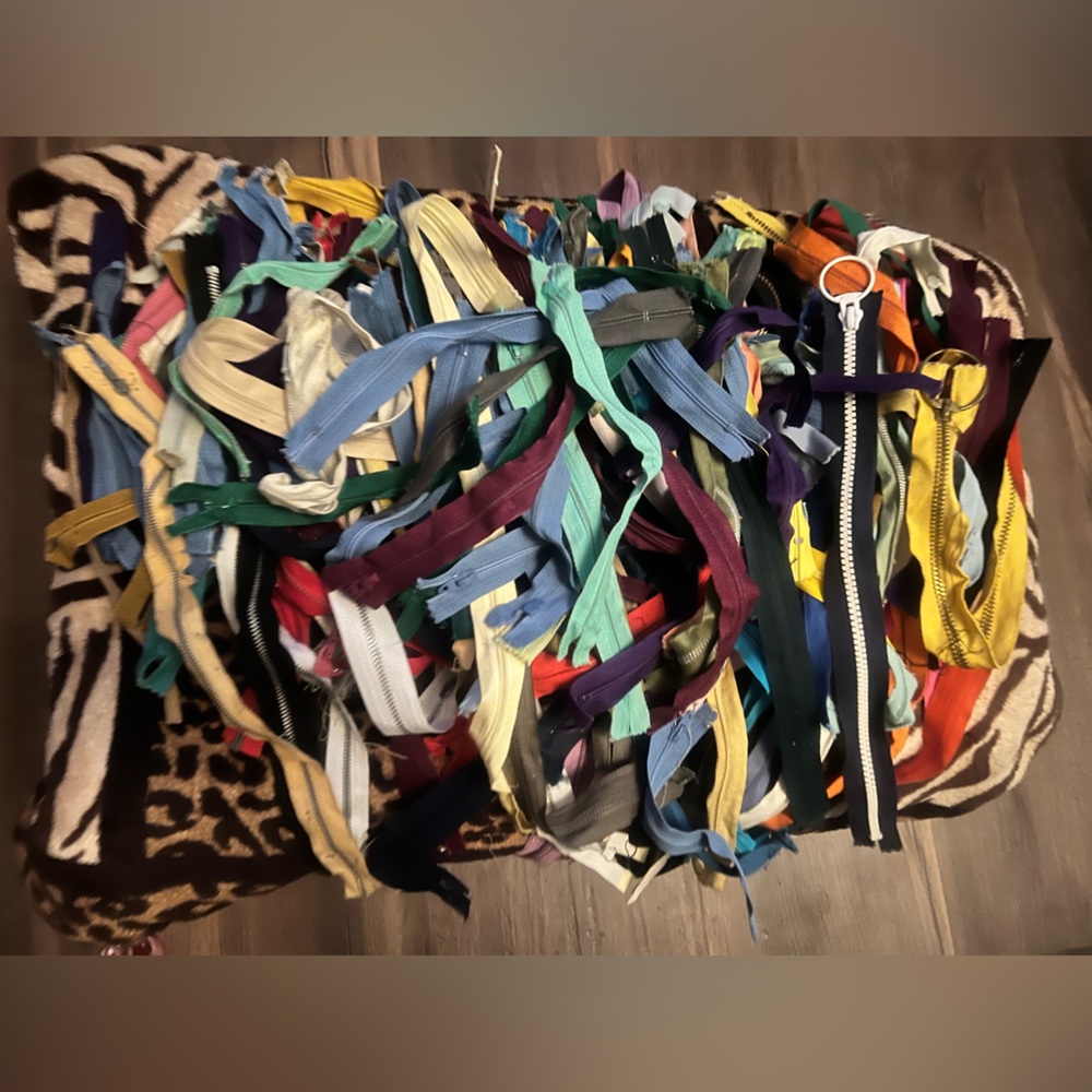 New 180 zippers- Lot 
Different colors and sizes